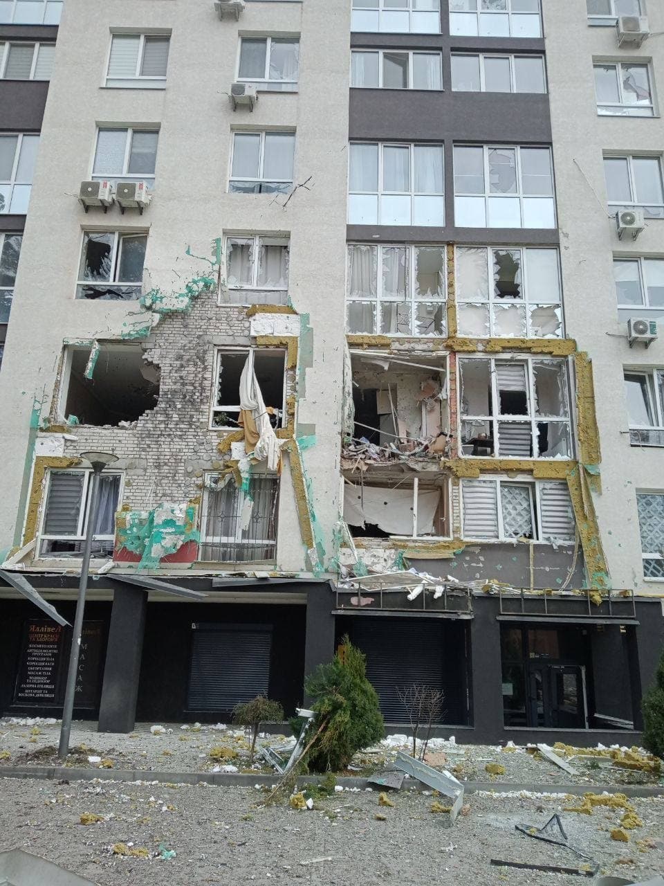 Разрушения в городе Ирпень на утро 8 марта 2022 - фото 01