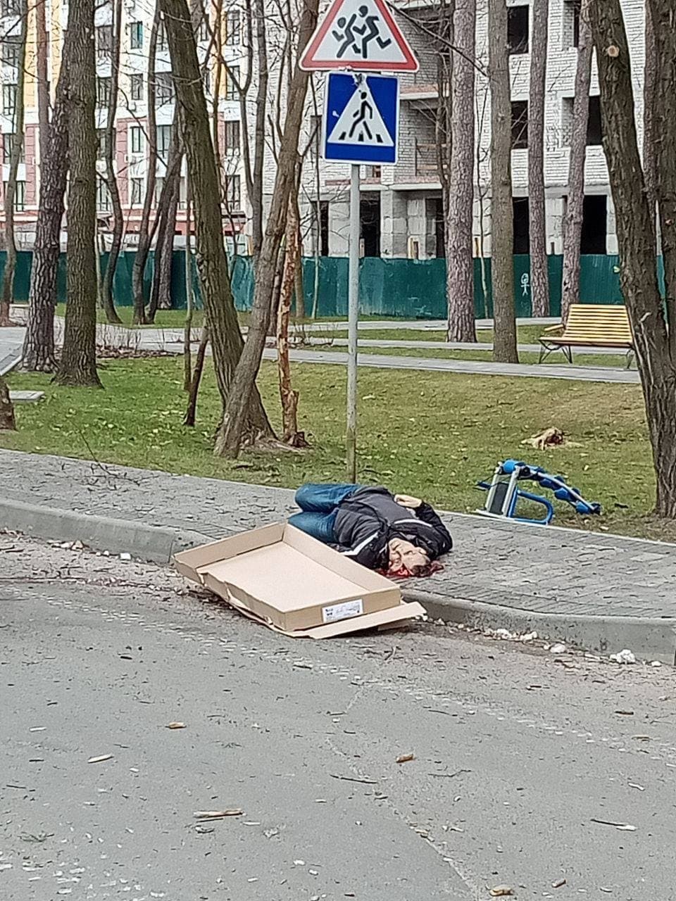 Разрушения в городе Ирпень на утро 8 марта 2022 - фото 02