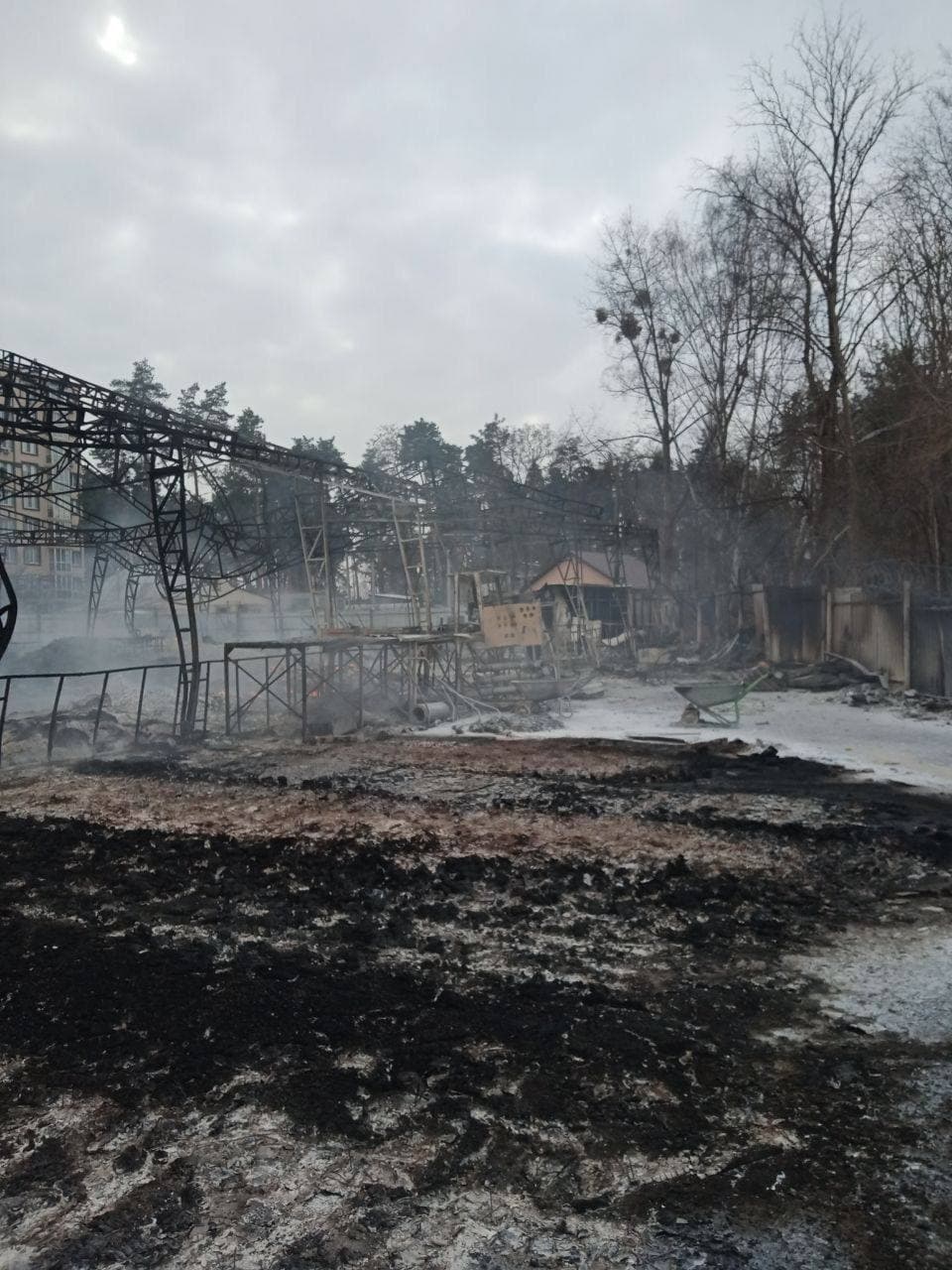 Разрушения в городе Ирпень на утро 8 марта 2022 - фото 03