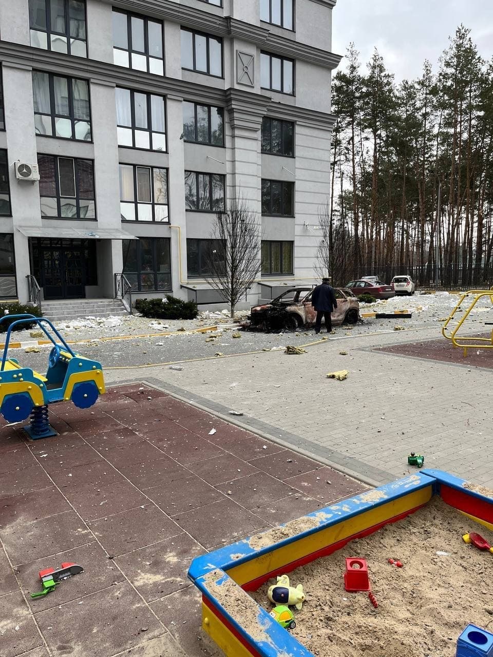 Разрушения в городе Ирпень на утро 8 марта 2022 - фото 06