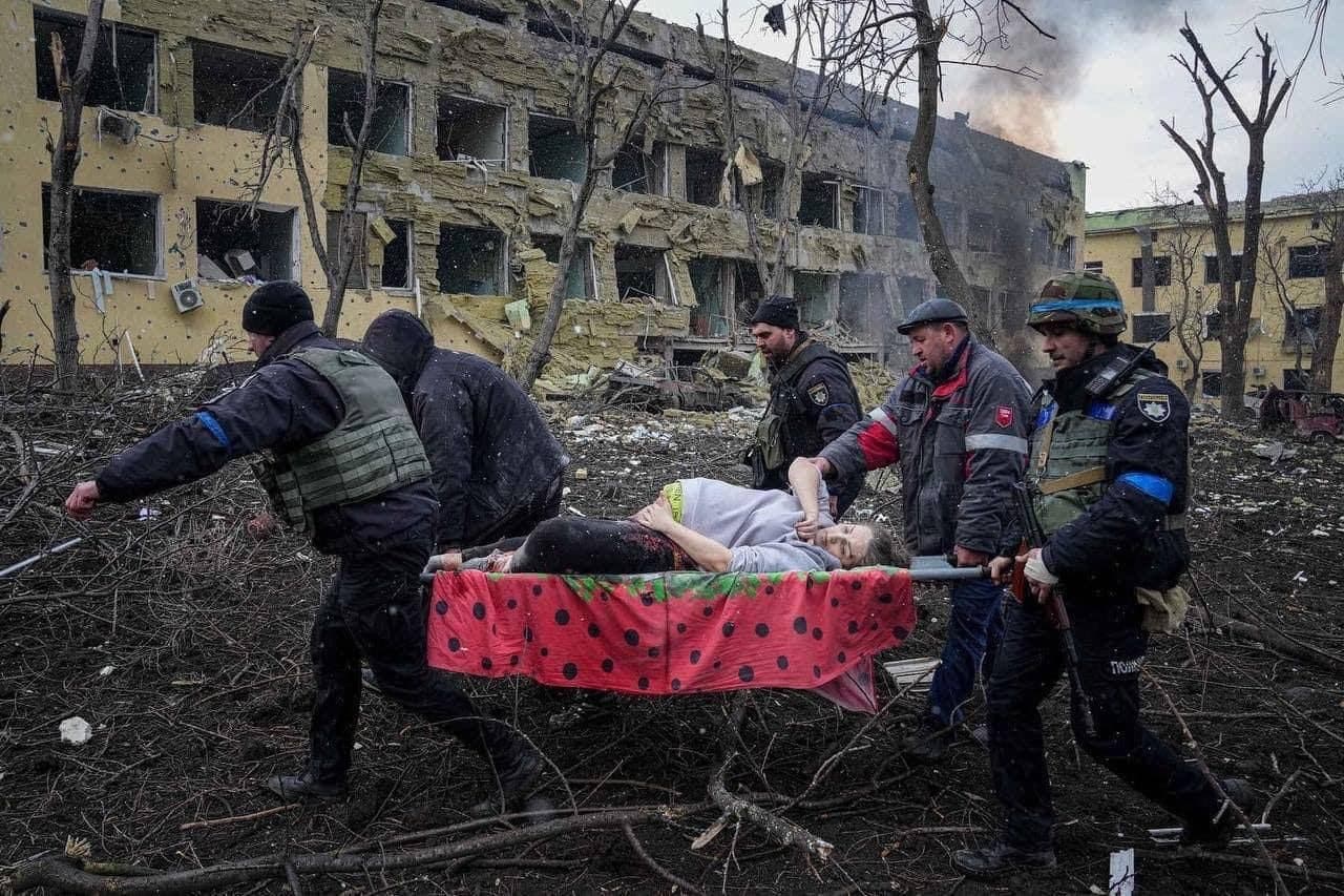 Hospital in Mariupol after today's airstrike - foto 01