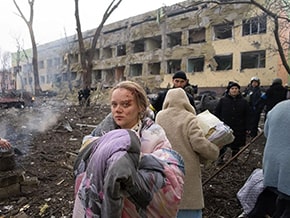 Hospital in Mariupol after today's airstrike - foto 02