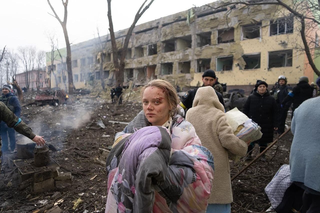 Hospital in Mariupol after today's airstrike - foto 02