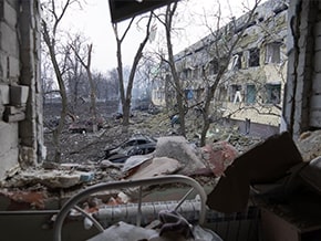 Hospital in Mariupol after today's airstrike - foto 03