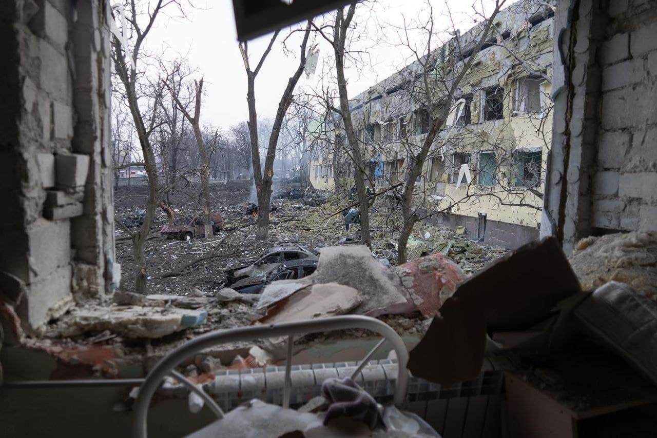 Hospital in Mariupol after today's airstrike - foto 03