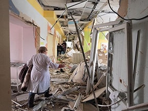 Hospital in Mariupol after today's airstrike - foto 04