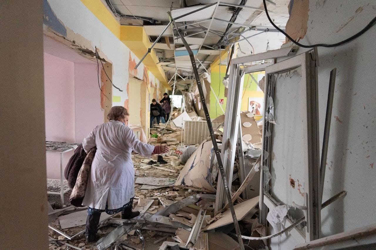 Hospital in Mariupol after today's airstrike - foto 04