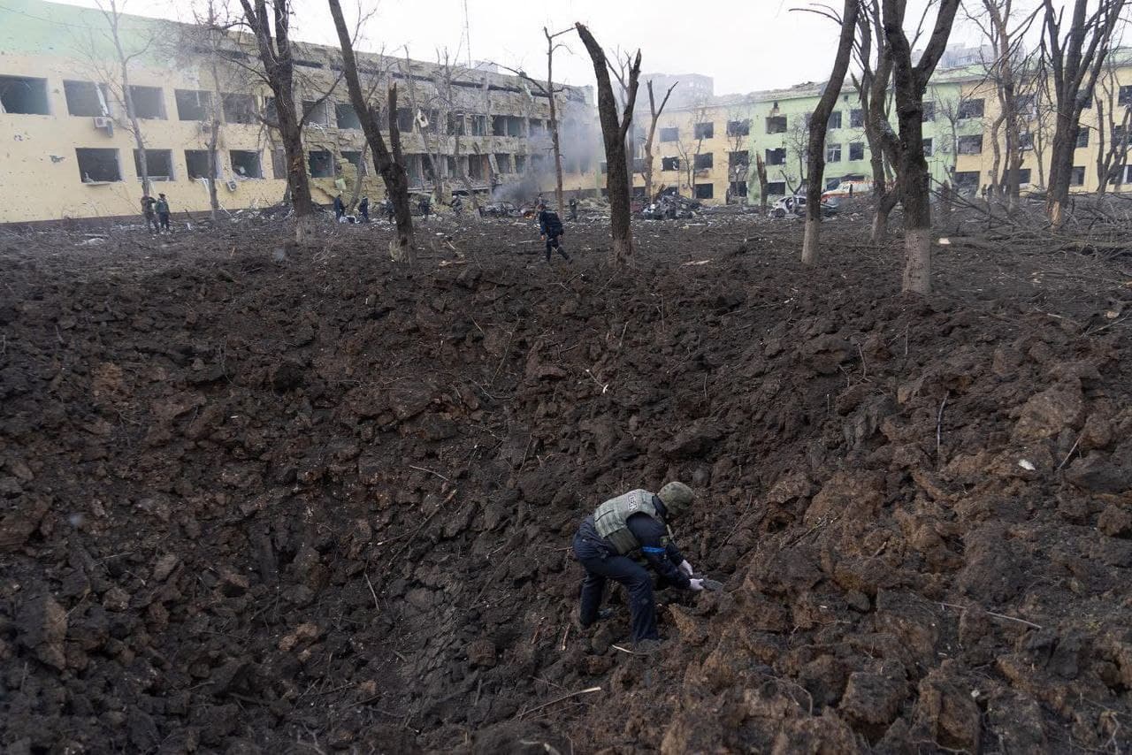 Hospital in Mariupol after today's airstrike - foto 05