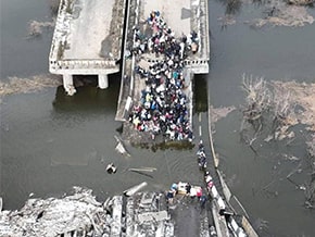 The evacuation of residents, the bridge over the river Irpin. - фото 04