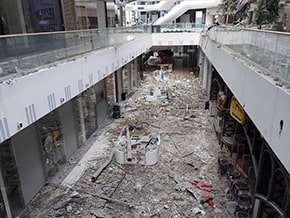 Shopping center «Nikolsky» in Kharkov after night shelling - фото 02