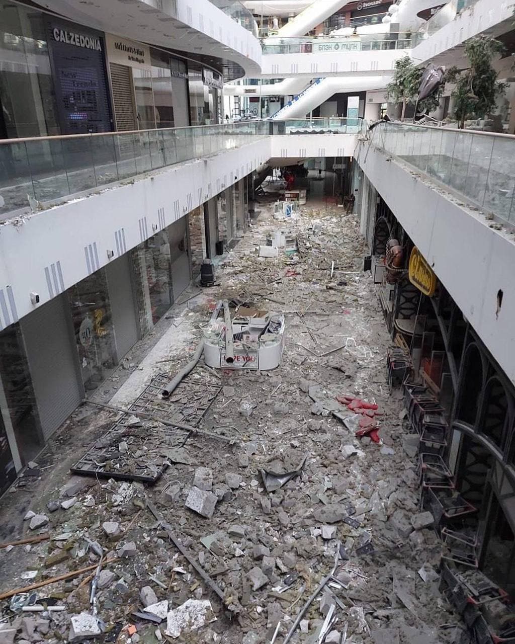 Shopping center «Nikolsky» in Kharkov after night shelling - фото 02