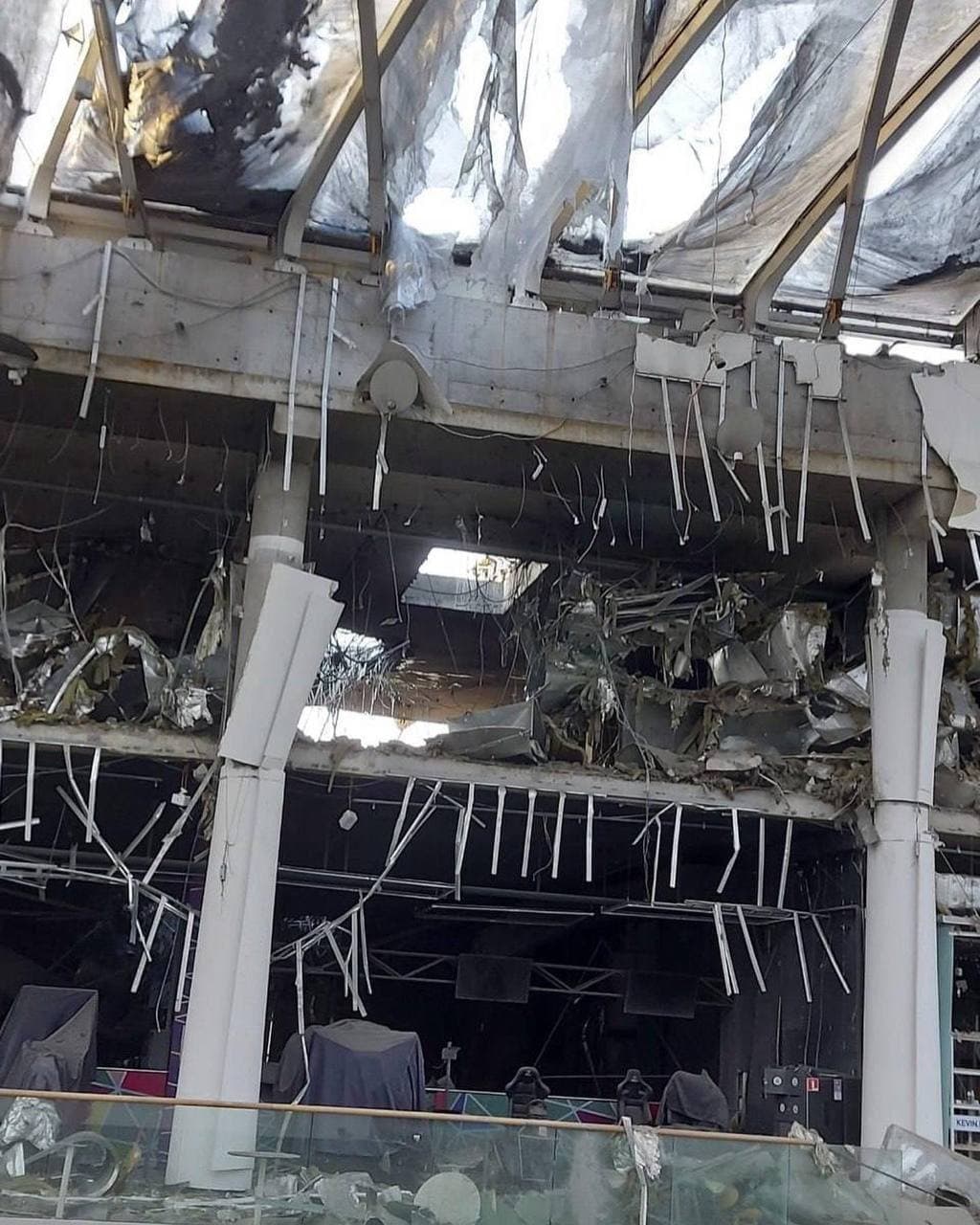 Shopping center «Nikolsky» in Kharkov after night shelling - фото 03