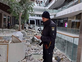 Shopping center «Nikolsky» in Kharkov after night shelling - фото 04