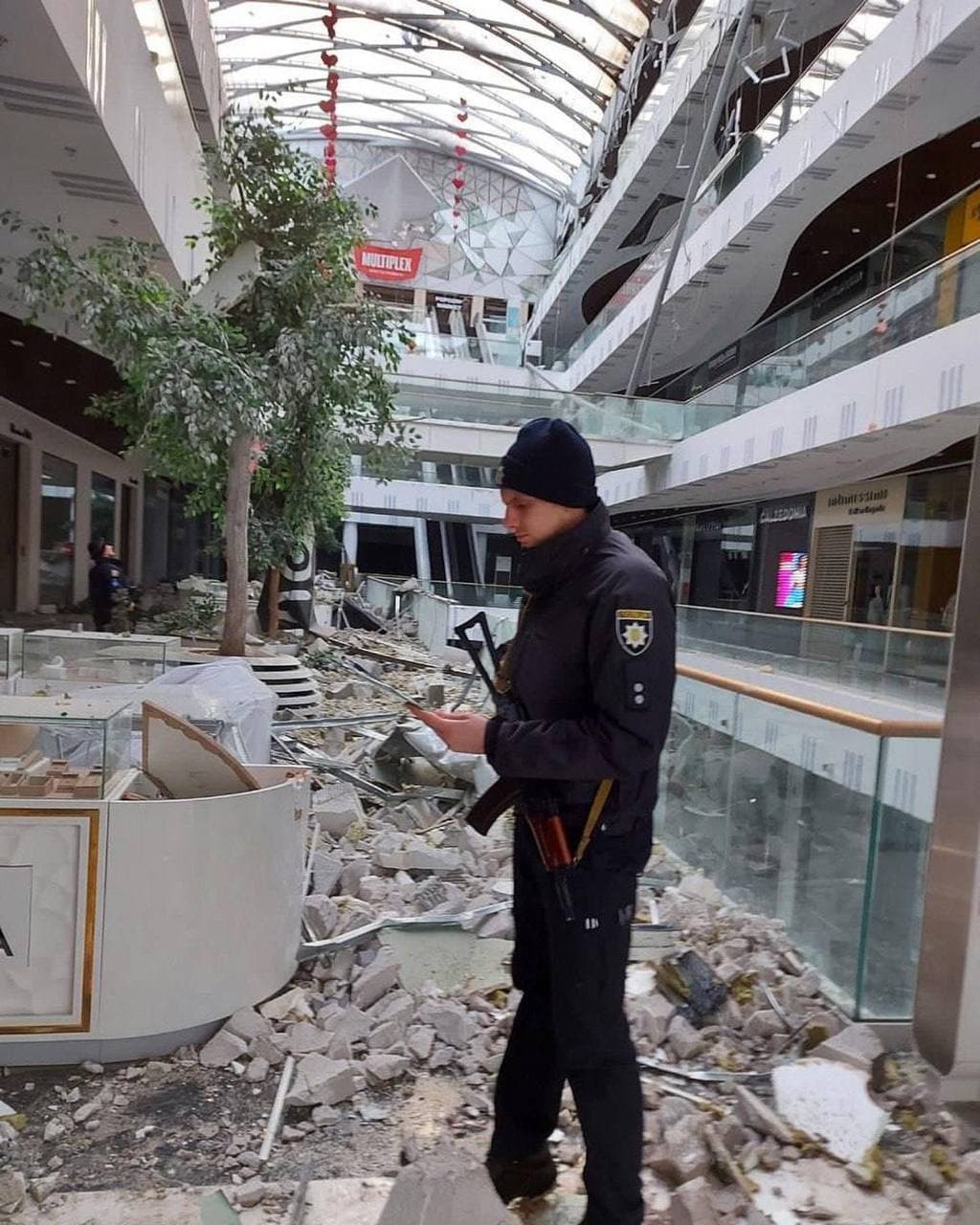 Shopping center «Nikolsky» in Kharkov after night shelling - фото 04