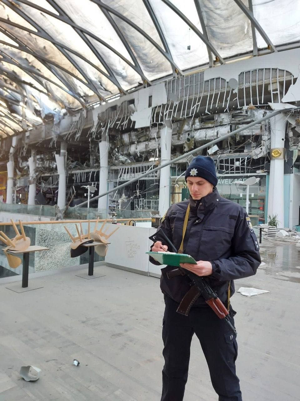 Shopping center «Nikolsky» in Kharkov after night shelling - фото 05