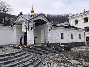 After the night shelling of the Svyatogorsk Lavra by the invaders – foto 01