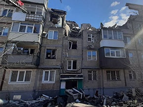 The shell hit a residential building. Rescuers clear the rubble – photo 01