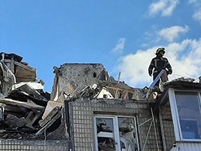 The shell hit a residential building. Rescuers clear the rubble – photo 02