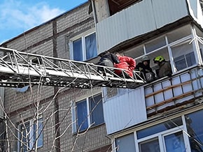 The shell hit a residential building. Rescuers clear the rubble – photo 03