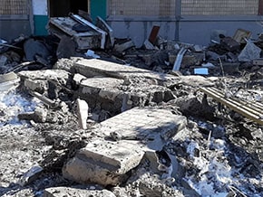 The shell hit a residential building. Rescuers clear the rubble – photo 04