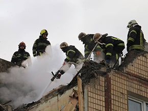 In the Nemyshlyansky district of the city continue emergency rescue operations and fire fighting – photo 02