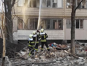 Morning in Kyiv. Shell fragments hit a 12-storey residential building in the Shevchenko district – photo 02