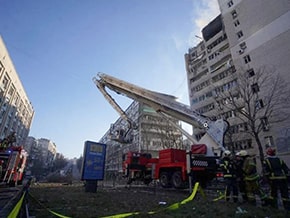 Morning in Kyiv. Shell fragments hit a 12-storey residential building in the Shevchenko district – photo 04