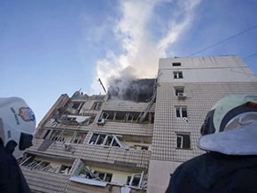 Morning in Kyiv. Shell fragments hit a 12-storey residential building in the Shevchenko district – photo 05