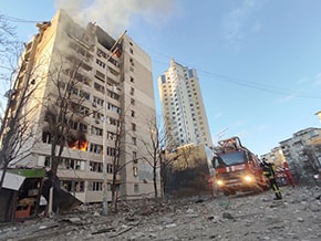 Morning in Kyiv. Shell fragments hit a 12-storey residential building in the Shevchenko district – photo 01