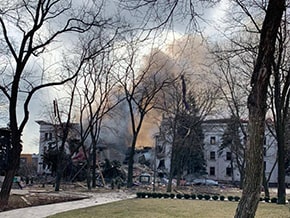 The Russians dropped a powerful bomb on the Drama Theater of Mariupol – photo 02