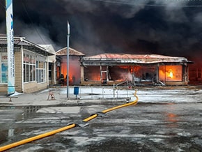 As a result of an artillery strike, an extensive fire broke out in the Kharkov market – photo 02