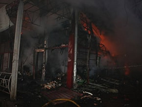 As a result of an artillery strike, an extensive fire broke out in the Kharkov market – photo 05