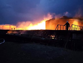 In the city of Lisichansk, a fire at an oil storage facility after shelling – photo 01