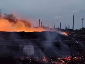 In the city of Lisichansk, a fire at an oil storage facility after shelling – photo 02