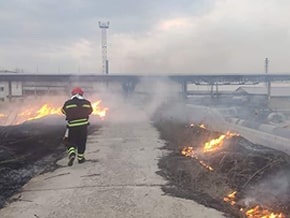 In the city of Lisichansk, a fire at an oil storage facility after shelling – photo 04